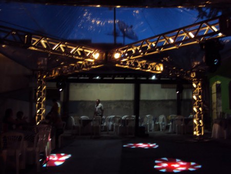 Q 30 em formato de X